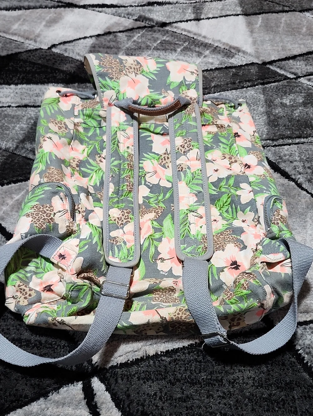 VINTAGE VS PINK 2013 WILD TROPICAL PALM CHEETAH PRINT DRAWSTRING FLAP BACKPACK